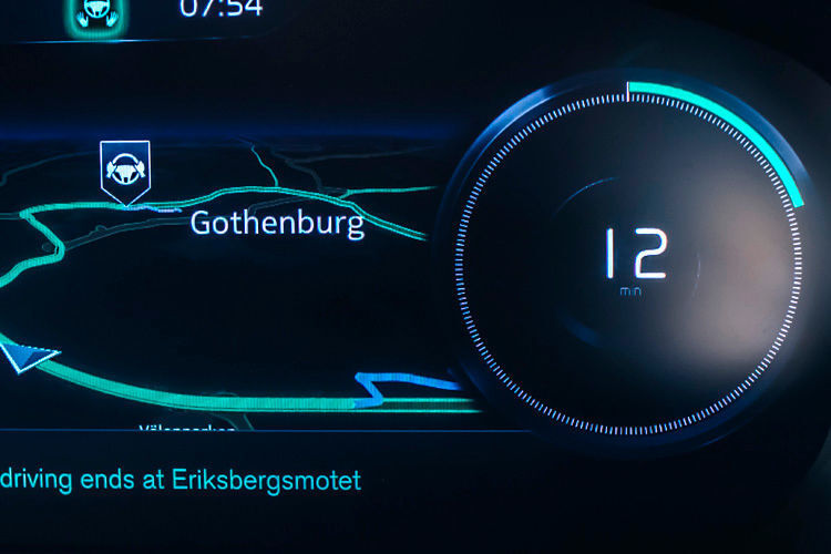 Sollte der Fahrer innerhalb der verbleibenden Zeit die Kontrolle nicht übernehmen, bremst das Fahrzeug selbstständig ab. Volvo will den Autopiloten im Jahr 2017 im XC90 einsetzen – im Göteborger Projekt „Drive Me – Selbstfahrende Autos für eine nachhaltige Mobilität“. (Foto: Volvo)