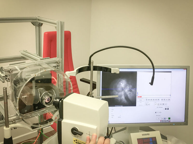 In der Augenklinik in Tübingen haben die Forscher ihre Nanopropeller an einem sezierten Schweineauge getestet. Sie beobachteten die Fortbewegung der Propeller mit Hilfe der optischen Kohärenztomographie. (MPI-IS)