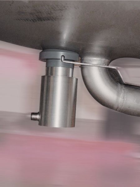 Eine mechanische Montagehilfe sorgt für die Anbringung des Sonometers in der idealen Position und schließt damit Anbaufehler bei stehenden Bier-Tanks mit Klöpperboden aus. (Sonotec)