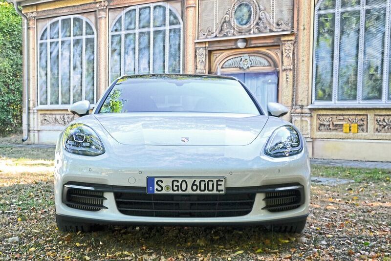 Der Porsche Panamera 4 E-Hybrid soll laut Hersteller bis zu 50 Kilometer rein elektrisch fahren und darf damit offiziell ein E-Kennzeichen tragen. (Simon / »kfz-betrieb«)