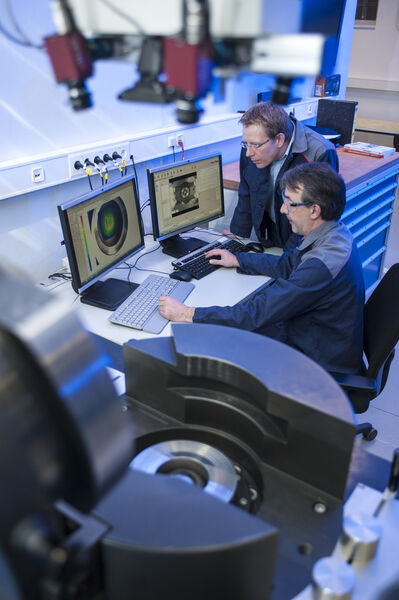 Bild 6: Die Universalblech-Prüfmaschine besitzt eine Prüfkraft von bis zu 1000 kN und eine regelbare Stempelgeschwindigkeit. (Bild: Thyssen-Krupp Steel Europe)