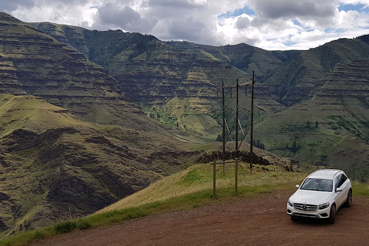 Die Lenkung agiert auf kurvigen Straßen gefühllos und auf losem Untergrund ist die Traktion lediglich durchschnittlich. (Jens Meiners)
