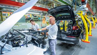 Der internationale Chipmangel hat die Automobil Produktion gebremst. Das hatte auch Folgen für den deutschen Standort Eisenach, wo die Beschäftigten bis zum Jahresende in Kurzarbeit geschickt wurden. (Bild: Opel)