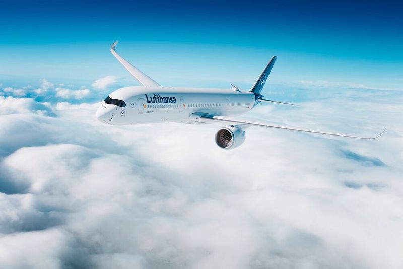 Lufthansa was the first airline to test alternative fuel in regular flight operations for about six months as a trial run in the context of the joint project ‘BurnFair’. (Jens Görlich / Mo CGI)