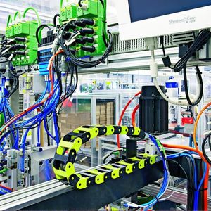 Bild 1: Im Montageautomaten werden die Sensor- oder Aktor-Leitungen bis zu den M12-Verteilerboxen verlegt und über konfektionierbare M12-Steckverbinder passend angeschlossen. Bild: Phoenix Contact