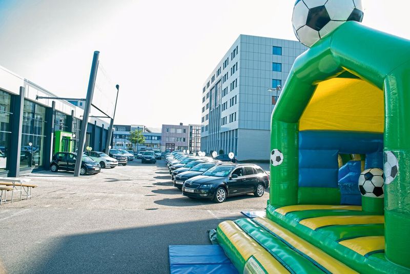 Ohne Hüpfburg geht es nicht. (Bild: Autohaus Ebert)