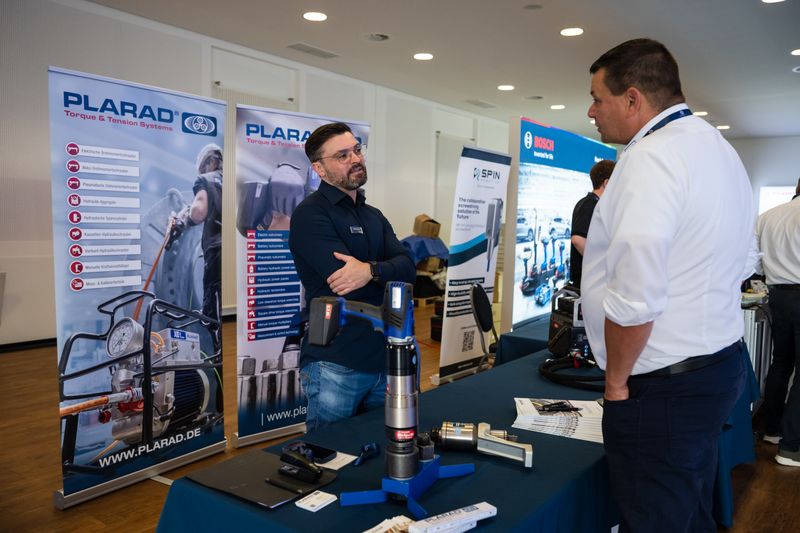 Der fachliche Austausch zwischen Besucher und Aussteller ist das, was die Schraubtec ausmacht. (Bild: PHOTOVISION-DH GmbH)