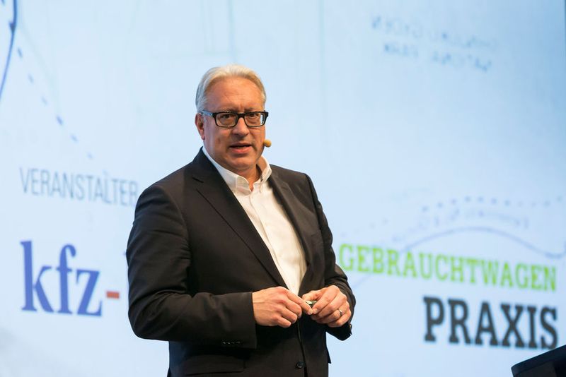 Joseph Caruso von der LDB-Gruppe widmete sich in seinem Vortrag der Kundenakquise der Zukunft und erläuterte, warum es wichtig ist, die Daten im Autohaus zu bündeln. (Stefan Bausewein)