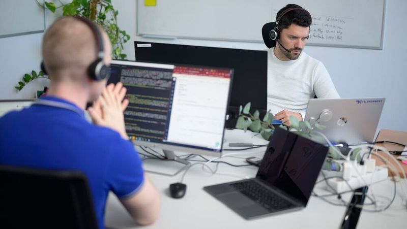 Um im Notfall eine Aufschaltung auf das TI-Gateway zu ermöglichen, hat Telekonnekt die Einsatzbereitschaft seiner Support-Mitarbeitenden sichergestellt.(Bild:  © telekonnekt / Stefan M. Prager)