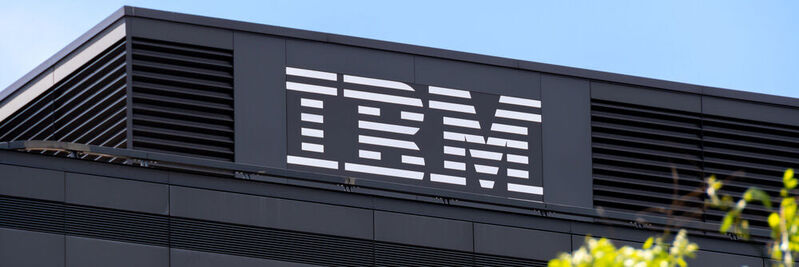 Logo auf dem französischen Hauptsitz von IBM: Der multinaltionale Konzern für Computersysteme hat als Reaktion auf den Krieg in der Ukraine beschlossen, seine Aktivitäten in Russland komplett einzustellen und den lokalen Standort zu schließen.