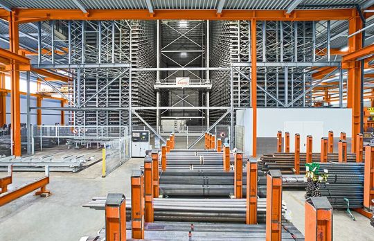 Beim Ein- und Auslagern unterstützt die App «Kastologic mobile» das Personal im innerbetrieblichen Materialfluss und schafft eine zuverlässige digitale Verbindung zu Planungssoftware.(Bild:  Kasto)