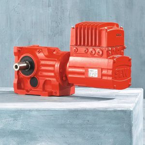 Mit dem Standardflansch ausgestattet, ermöglicht der Elektronikmotor DRC den flexiblen Anbau von Stirnrad- und Kegelrad-Getrieben. Er kann bis Schutzart IP65 ausgelegt werden und lässt sich auch bei vertikalen Applikationen einsetzen.