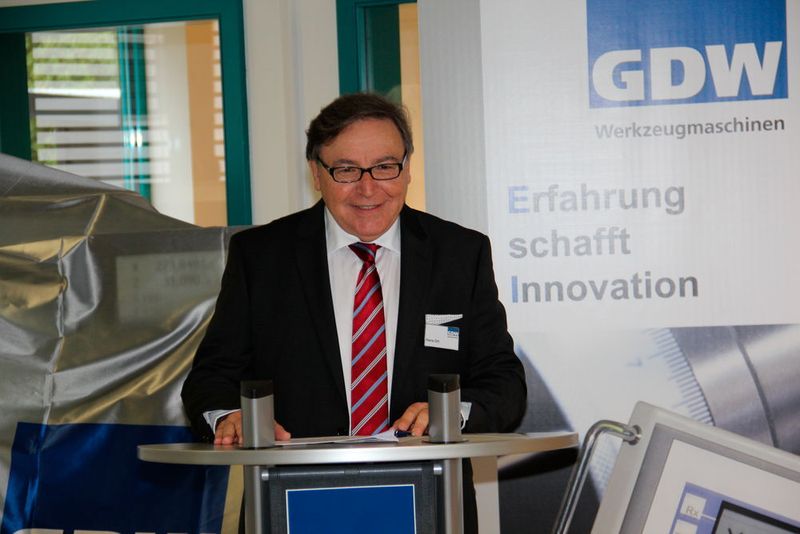 Hans Ort, geschäftsführender Gesellschafter der GDW Werkzeugmaschinen, begrüßt die Gäste bestehend aus regionaler Presse, Fachpresse und aus der Politik, zur exklusiven Preview im GDW-Haus. „Innovation bedeutet bei GDW eine kreative Gestaltung mit dem Blick für die Zukunft. Man darf nur dann etwas Neues machen, wenn man etwas besser machen kann“. (Sonnenberg)