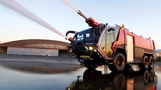 Die Königsklasse der Flughafenlöschfahrzeuge erfüllt Normen und Flughafenanforderungen auf allen Kontinenten der Erde. Seit über 20 Jahren ist der Rosenbauer Panther weltweit ein Begriff für Schnelligkeit, Sicherheit, Design und besondere Löschleistung. (Bild: Rosenabuer)