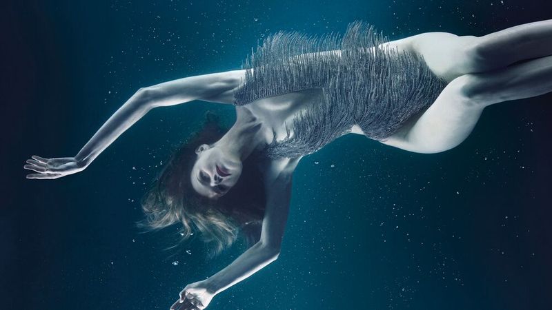 Im fertigen Foto sieht es so aus, als würde sie frei schweben. (Bild: © Pirelli Calendar 2026 by Sølve Sundsbø)