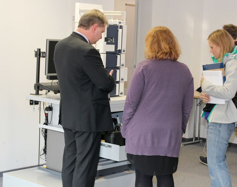 Abb. 2: Thomas Matheis, Düperthal Sicherheitstechnik, erläutert Anwendern „hands-on“ eine Möglichkeit der sicheren Entsorgung von HPLC-Lösemitteln. (Bild: LABORPRAXIS)