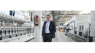 Carsten Röttchen, Geschäftsführer Produktion bei Rittal, zeigt die Fertigung der Großschaltschränke in Rittershausen. Links ist – mit neuer Infrastruktur – eine neue Anlage zu sehen, die den VX25 produziert, rechts die bisherige, auf der noch die Schaltschränke vom Typ TS 8 produziert werden. (Reinhold Schäfer)