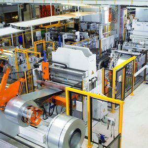 Bandanlage an der 800-t-Presse, die für Bandbreiten von 500 bis 1400 mm bei Stahl und Aluminium, Blechdicken von 0,5 bis 1,5 mm und Coilgewichte bis 15 t ausgelegt ist. Bilder: Schuler