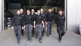 Auf dem Weg nach vorn: In dem neuen Gebäude verfügt das Lenhart-Team über beste Voraussetzungen für seine Arbeit und mit Micha Lenhart (l.) über einen dynamischen Juniorchef. (Bild: Rosenow – »kfz-betrieb«)