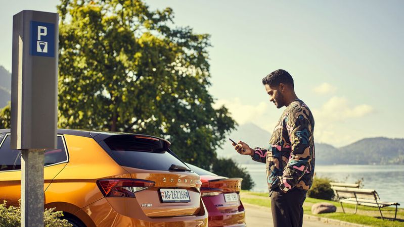 Der Service „Pay-to-Park“ ermittelt, wo ein Fahrzeug geparkt wird und begleicht automatisch die Parkgebühren.(Bild:  Skoda)