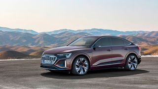 Überraschend hat der VW-Konzern gestern die Prognosen für das laufende Geschäftsjahr nach unten korrigiert. Außerdem wurde bekannt, dass der Absatz der Audi-Modelle aus Brüssel (hier etwa der „Q8 Sportback e-tron“) alles andere als gut läuft. Es drohe das Aus für den Standort ... (Bild: Audi)