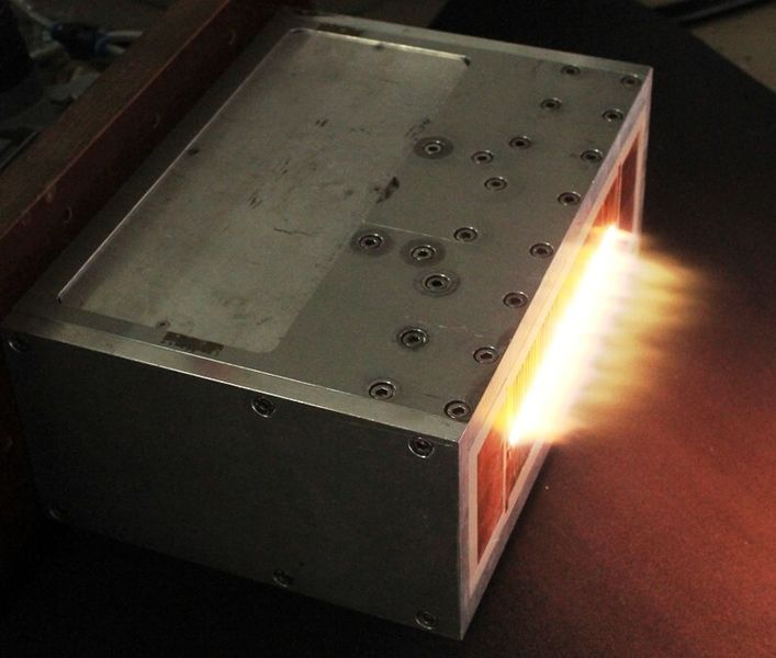 Bild 5: Large mit Argon-Stickstoff-Plasma im Einsatz. (Bild: Fraunhofer-IWS)