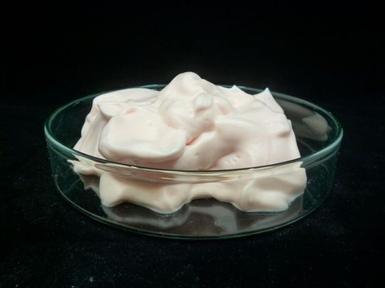 Im Labor des Fraunhofer IVV ist es Forschenden gelungen, den Proteinschaum aus Leguminosen wie Erbsen oder Linsen herzustellen.(Bild:  © Fraunhofer IVV)