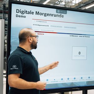 Im Bosch-Leitwerk Feuerbach wird die digitale Transformation greifbar. Automatisierte und KI-gestützte Führungsroutinen entlasten die Meister hier um vier bis fünf Stunden pro Woche. (Bild: Bosch)
