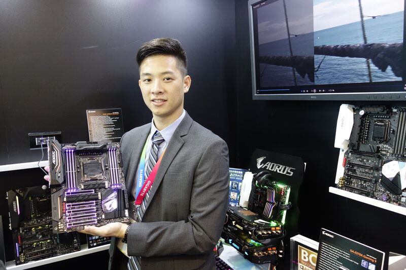 Leon Chen, Gigabyte, stellt das neue Produkt X299 AORUS Gaming 9 vor. (Bild: IT-BUSINESS)