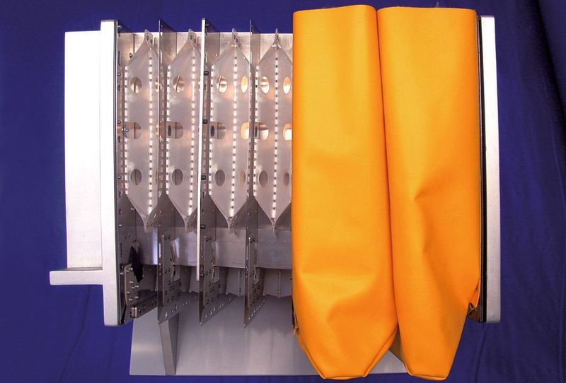Bild 10: Abdecksystem (Stahlflex) mit partiellem Durchschlagschutz. Er besteht aus Aramidgewebe und wirkt wie ein Fangsack.  (Bild: Möller Werke)
