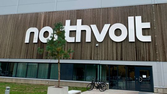 Es geht zu Ende! Der schwedische Batteriehersteller Northvolt ist seit etwa Mitte März insolvent. Alle bisherigen Aktionen konnten die Situation nicht bereinigen. Nachdem nun auch der letzte Kunde das sinkende Schiff verlässt, gehen in Northvolt Ett bald die Lichter aus.(Bild:  Northvolt)