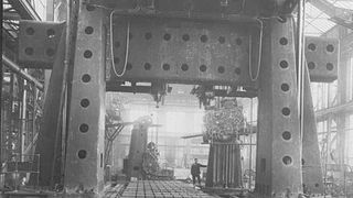 Das Portal-Fräswerk von Schiess Defries aus dem Jahr 1930 konnte Werkstücke bis 4,5 m Breite und Höhe sowie einer Länge von bis zu 24 m bearbeiten.  (Bundesarchiv)