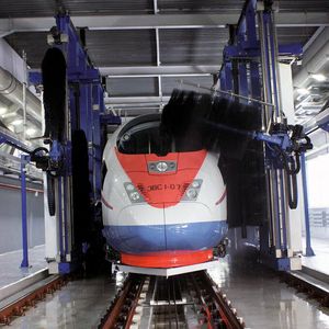 Seit Ende 2009 wird der russische Hochgeschwindigkeitszug Velaro professionell von einer Spezialwaschanlage der Firma BHB Waschanlagen Vertriebs GmbH gereinigt – und das höchst zuverlässig auch unter den extremen Bedingungen des russischen Winters. 