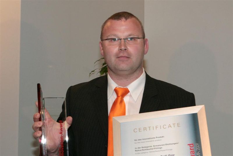 Jörg Claus, Leiter des Solution Center bei Stübbe, nahm den Innovation Award in der Kategorie Armaturen/Rohre/Schläuche/Fittings entgegen. (Archiv: Vogel Business Media)