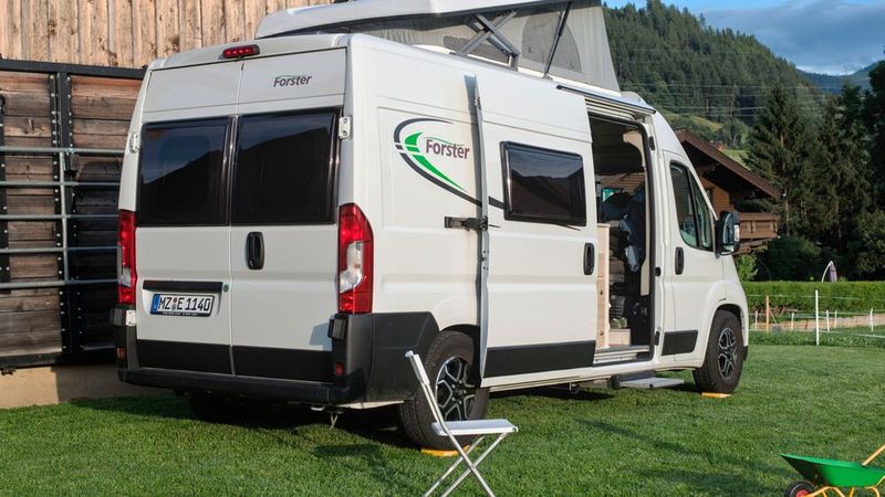 Ein Familien-Camper-Van mit fünf Gurt-gesicherten Sitzen sowie fünf Schlafplätzen, dazu ein Raumbad mit eigener Duschkabine, und das alles auf sechs Metern – der Forster V599 VB5 Flip machts möglich. (Bild: Forster)
