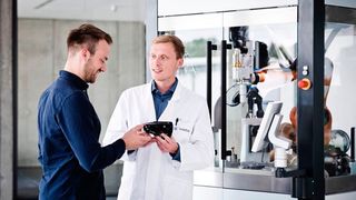 Mithilfe der neu gegründeten Plasmatreat-Academy will der Oberflächenvorbehandlungs-Spezialist Plasmatreat sein Know-how durch Fort- und Weiterbildungsangebote für Kunden, Lieferanten und Forschende weitergeben. (Plasmatreat)