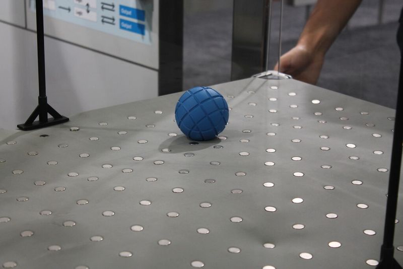 SPS IPC Drives 2013: Mit dem pneumatisch betriebenen Förderband WaveHandling haben Ingenieure des Bionic Learning Network von Festo ein modular zusammensteckbares System entwickelt, das eine Oberfläche so bewegen kann, dass Gegenstände gezielt transportiert und sortiert werden. (elektrotechnik/Kunze)