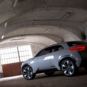 Schmale Fensterflächen an den Seiten, riesige Radhäuser und ein durchaus gewagtes Heck, an dessen Rändern sich Leuchtenbänder bis weit nach unten schwingen – das ist der Hyundai Intrado.