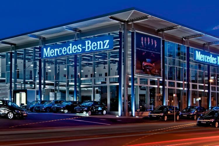 Das Aschaffenburger Autohaus Kunzmann hat 2016 die ehemalige Mercedes-Benz-Niederlassung in Fulda erfolgreich ins Unternehmen integriert – ohne Kündigungen oder Umsatzeinbrüche. In beiden Städten fährt man nun nicht nur zu einer Automarke, sondern viel mehr „zum Kunzmann“. (Matthias Hau)