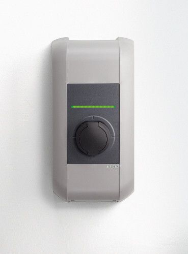 Mit der Ladestation dauert der Ladevorgang je nach Fahrzeugtyp typischerweise nur rund eine Stunde, was eine sehr hohe Verfügbarkeit des Elektrofahrzeuges garantiert. (Bild: Keba)