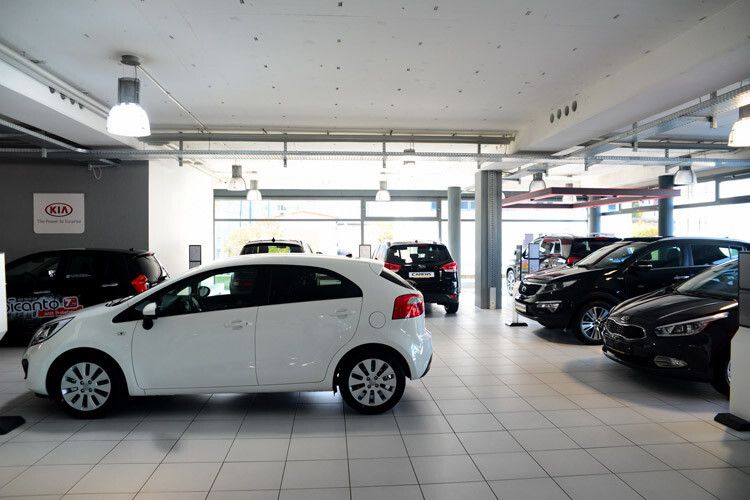 Der Schauraum bietet auf 500 Quadratmetern genug Platz für die Kia-Modellpalette. (Foto: von der Weppen)