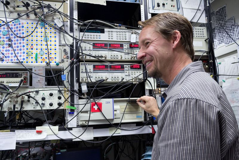 IBM-Forscher Andreas Heinrich mit seinem Equipment ( IBM research)