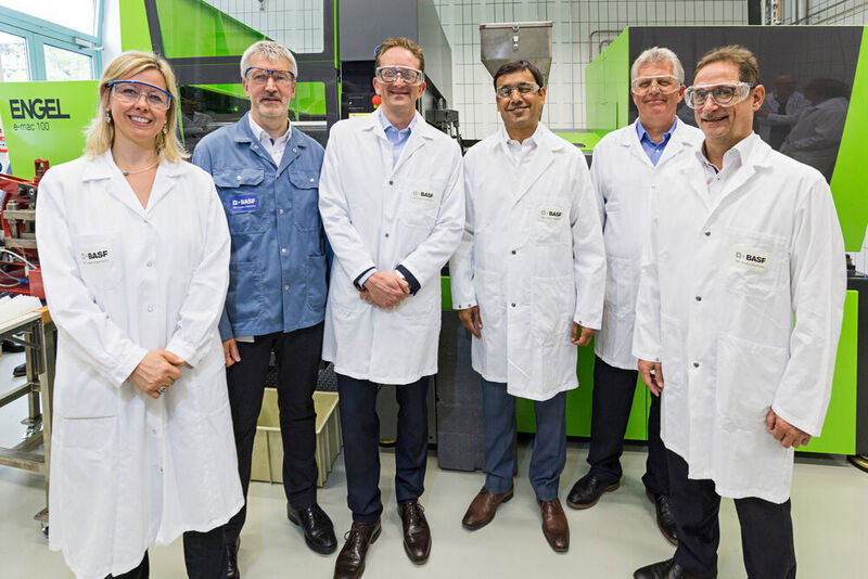 Anup Kothari, Leiter Performance Chemicals (4. von links), und Alberto Giovanzana, Leiter Plastic Additives EMEA (3. von links) bei BASF, mit den technischen Experten am neuen Standort.  (BASF SE)