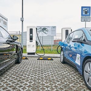 Bild 3: Das Forschungsprojekt FastCharge am Autohof Jettingen-Scheppach an der A8. Mit HPC werden E-Autos durch kurze Ladezeiten an Elektrotankstellen alltagstauglich.(Bild:  Phoenix Contact)