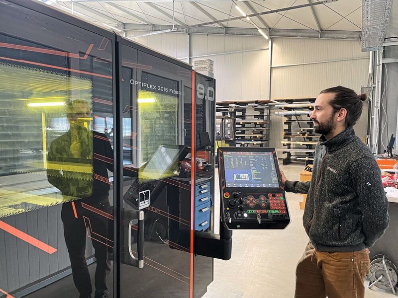 Die Optiplex wird extern programmiert. Programmierer Ruben Reinbold ist auch für die Arbeitsvorbereitung zuständig. (Bild: Andrea Jäger)