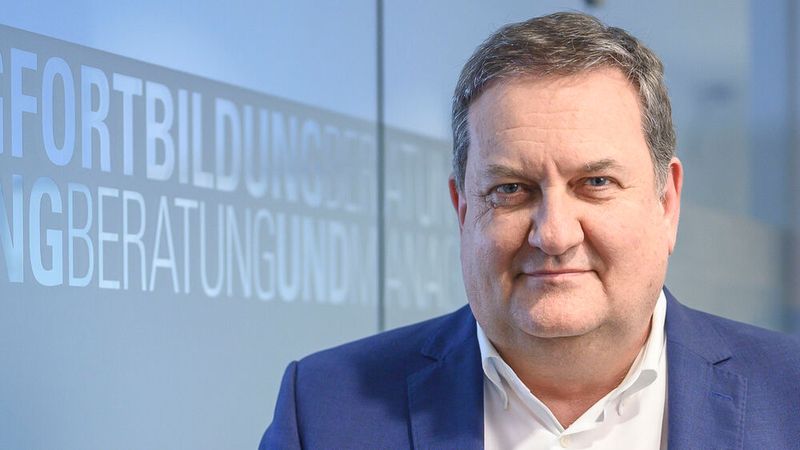 Hans-Christian Witthauer ist seit 2024 Vorstand der Bayerischen Verwaltungsschule und hat mehrere Lehraufträge, unter anderem an der Hochschule der Bundeswehr in München, inne.(Bild:  BVS)