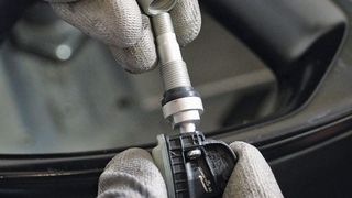 Bei jedem Sensorwechsel ist das Ventil oder der sogenannte Servicekit zu wechseln. (Schrader)