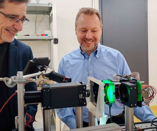 Geiziger rechnen! Professor Andreas Waag von der TU Braunschweig und Professor Christian Werner von Ostfalia freuen sich über eine 15-Millionen-Förderung durch das Land Niedersachsen und die Volkswagen-Stiftung. Es geht um nicht weniger, als neuartige Computersysteme ...(Bild:  TU Braunschweig / L. Kötter)