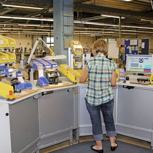 Dieser an den Bedürfnissen der Mitarbeiter ausgerichtete 
Montage-Arbeitsplatz entstand aus dem Papiermodell. 