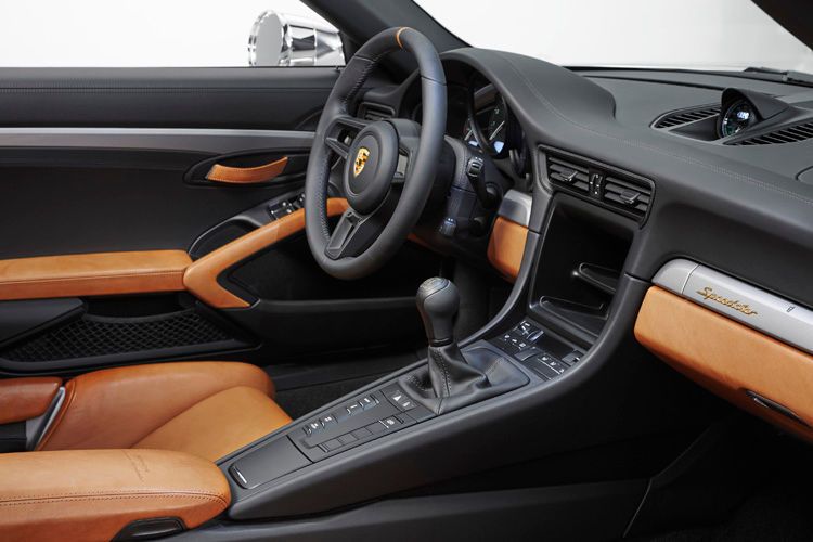 Im Innenraum geht es puristisch zu: Keine Klimaanlage und ein Minimum an Telematik. (Bild: Porsche)